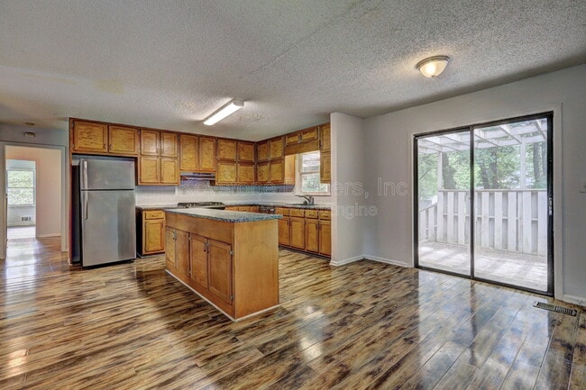 Photo - 212 Clarkdell Dr