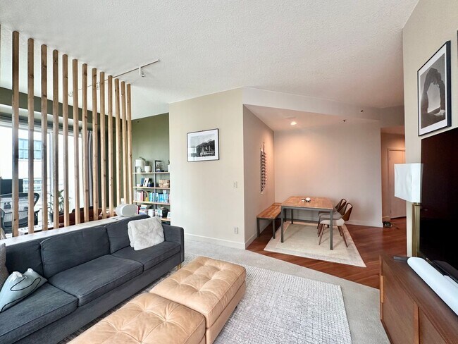 Building Photo - Luxury Corner 1BR/1BA Condo with Deck in t...
