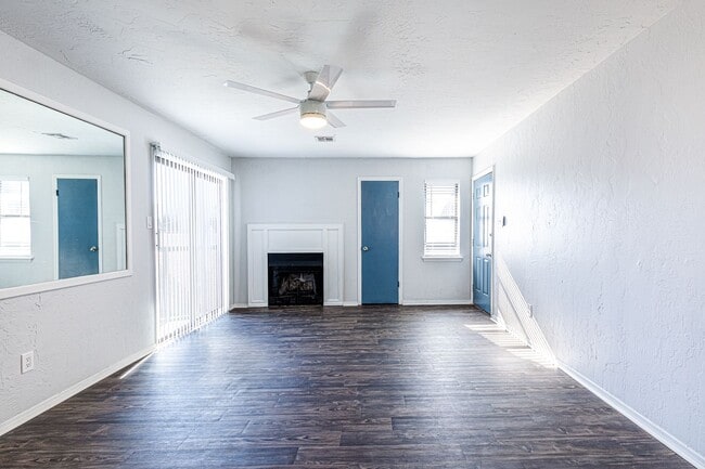 Photo - Spacious two-bedroom with fireplace! Unidad 4040-F