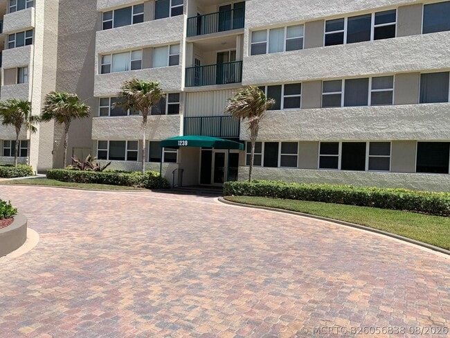 Building Photo - 1237 Hillsboro Mile Unit 601