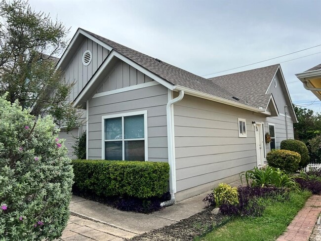 Photo - 1310 E 3rd St