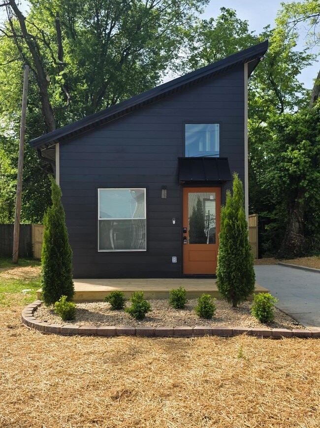 Building Photo - 1142 E College St