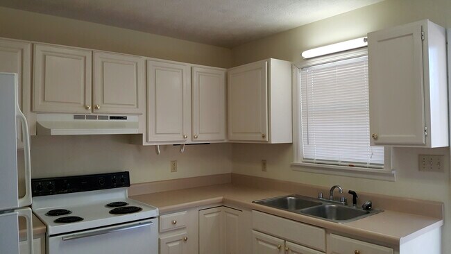 Photo - 608 Windcrest Dr House