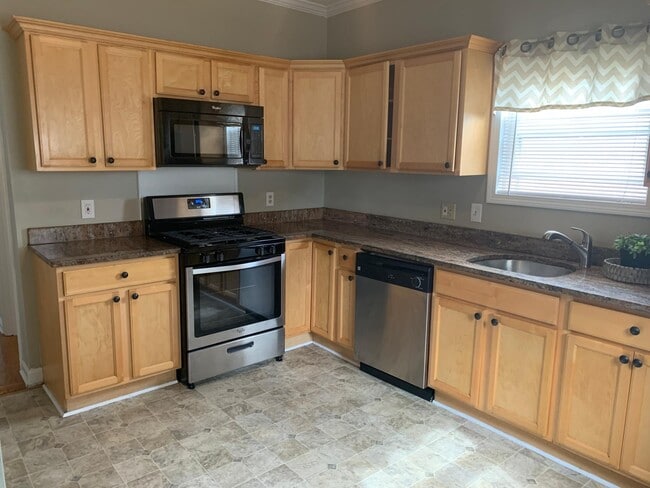 Photo - 527 Ashmont St