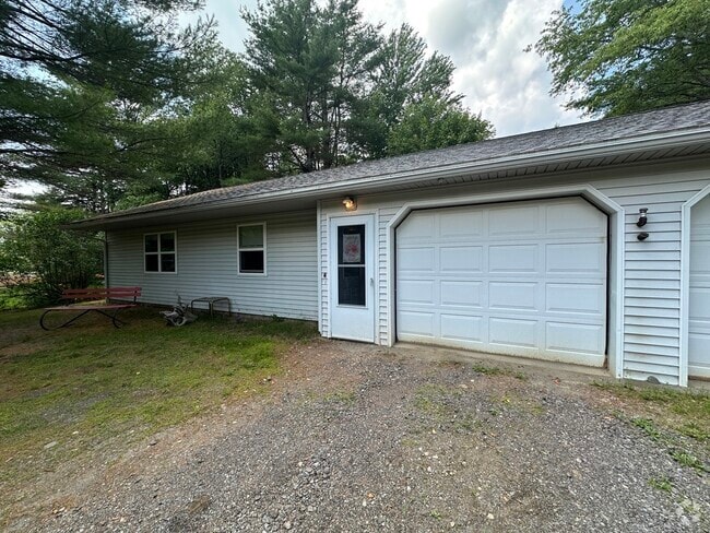 Building Photo - 49 Overlock Rd Unit 4 Rental