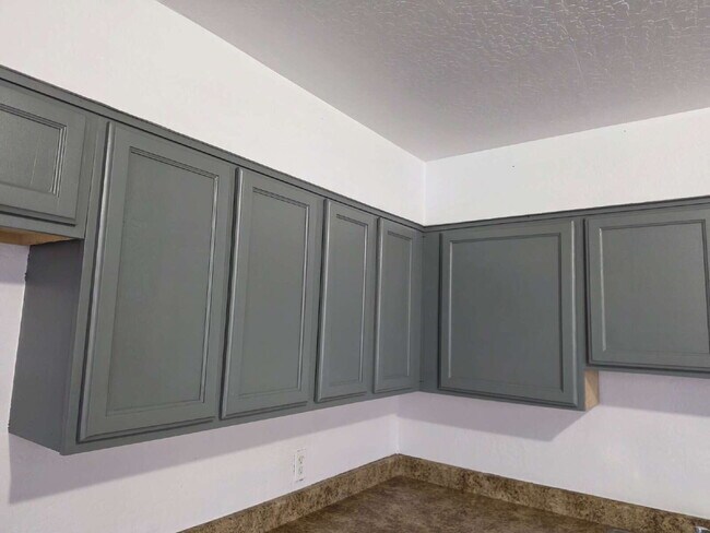 Photo - MOVE-IN READY 3 BEDROOM WITH $250 BONUS – ALL TILE & CENTRAL AIR Unidad 4