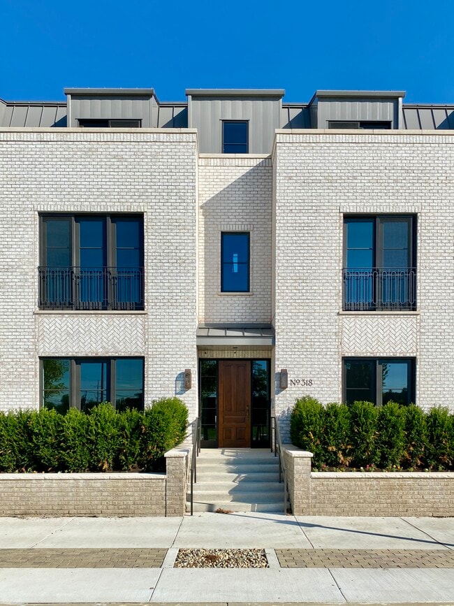 Ivy Row Jackson Entrances - The Delta Rental