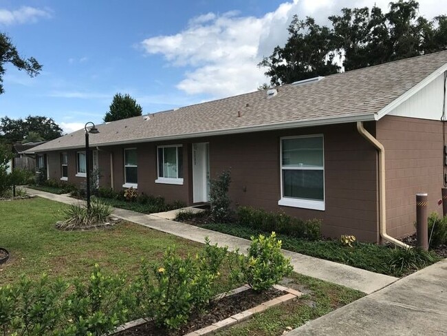 Building Photo - 2 Bedroom/2 Bathroom Triplex with Large Fe... Rental