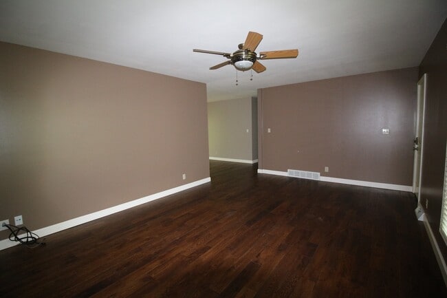 Photo - 133 Youngridge Dr