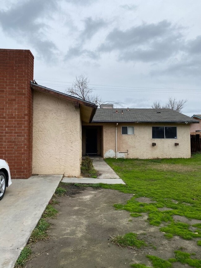 Building Photo - 3 bed 2 bath