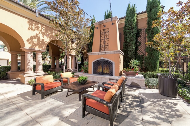 Palmeras Apartment Homes
