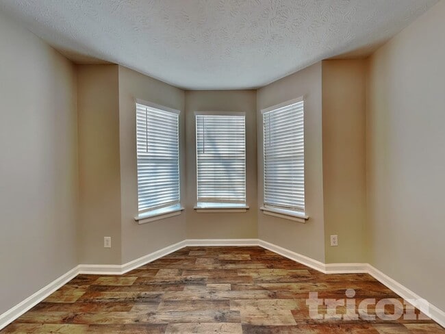 Photo - 270 Hayward Ln