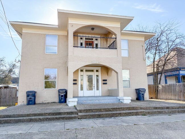 Building Photo - 2208 Sanger Ave Unit 1