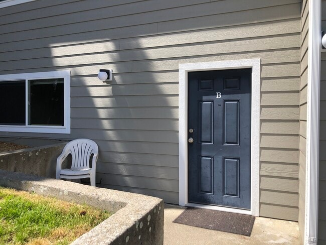 Photo - 210 NW Tingley St Unit B