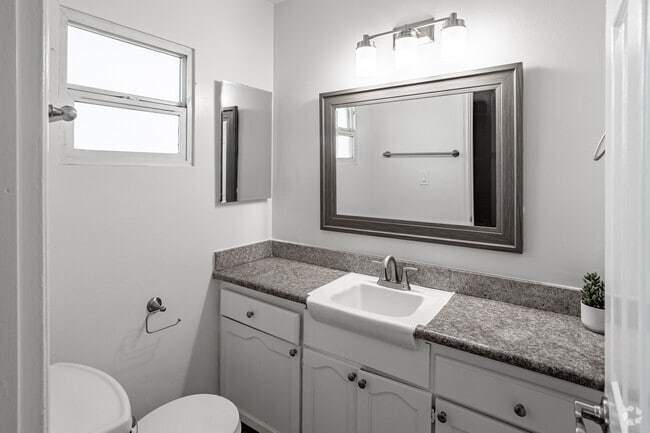 2 habitaciones, 2 baños - 950 pies cuadrados - Baño principal - Chaumont Villas Apartments