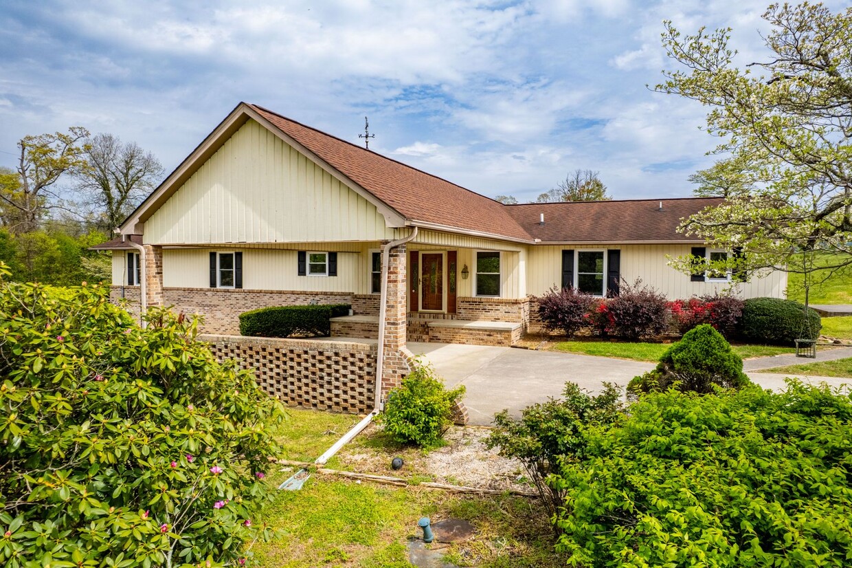 Experience Modern Luxury in Serene Country... - Experience Modern Luxury in Serene Country...