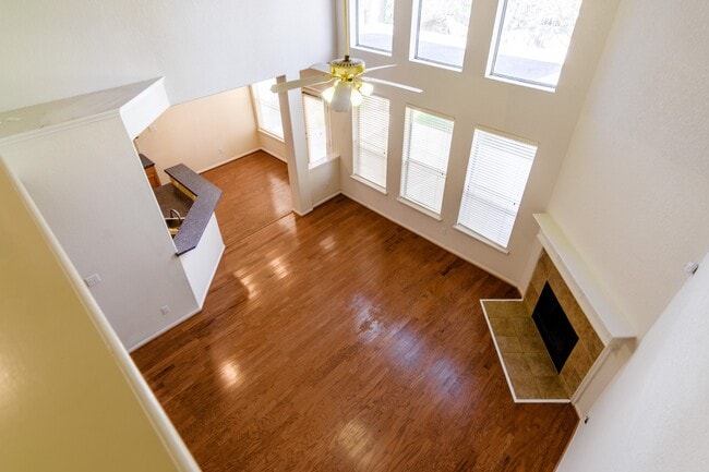 Building Photo - 2918 Five Oaks Dr