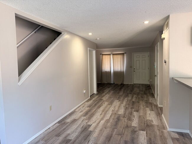 Photo - 1325 W Nottingham Cir