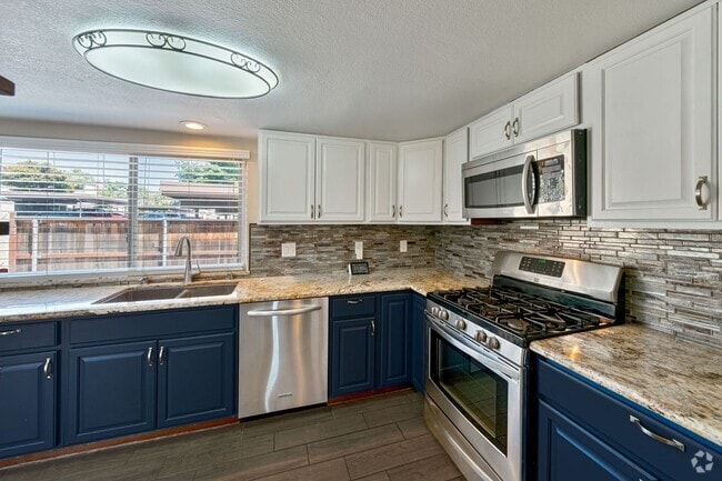 Building Photo - Beautifully Updated 3-Bed Townhome in Carm...