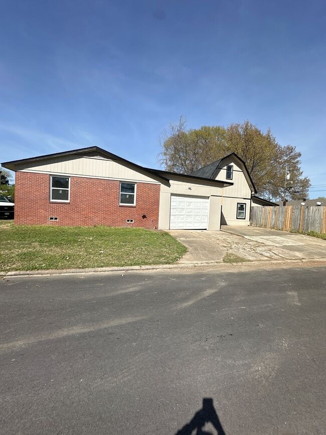 Building Photo - 5 bedroom Available 2 Bathroom home