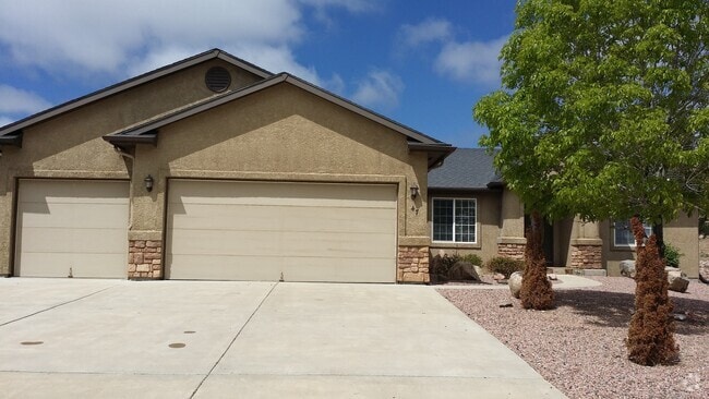 Building Photo - 3 Bedroom 2 bathroom Rental