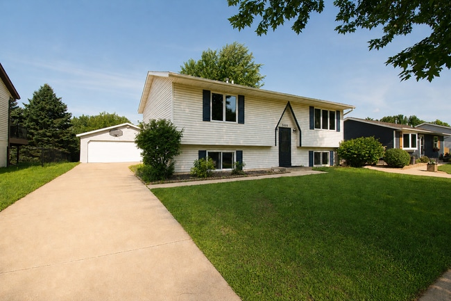 Building Photo - NW Rochester Split-Level with Vaulted Ceilings & Detached 2-Car Garage