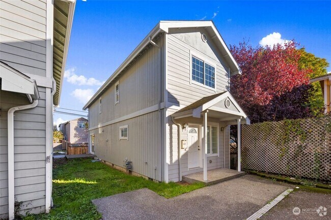 Building Photo - Spacious 3-Bedroom - Modern Comfort and St... Rental