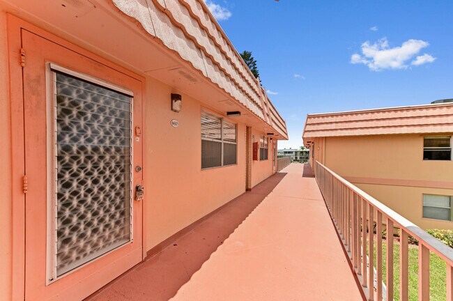 Photo - 669 Saxony Pl