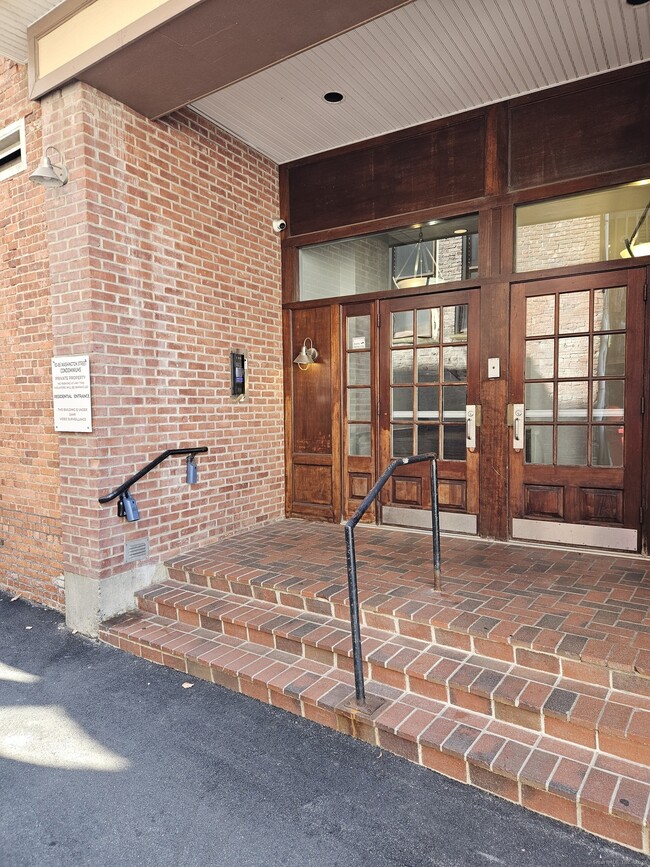 Building Photo - 83 Washington St Unit 2G Rental
