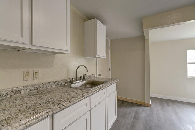 Photo - 907 Laredo St