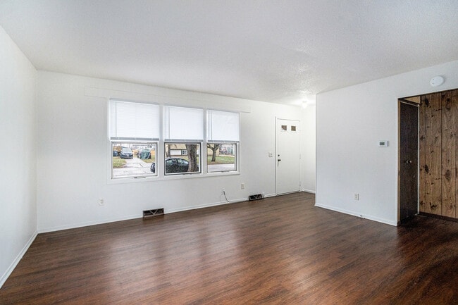 Photo - 5849 Meredith St