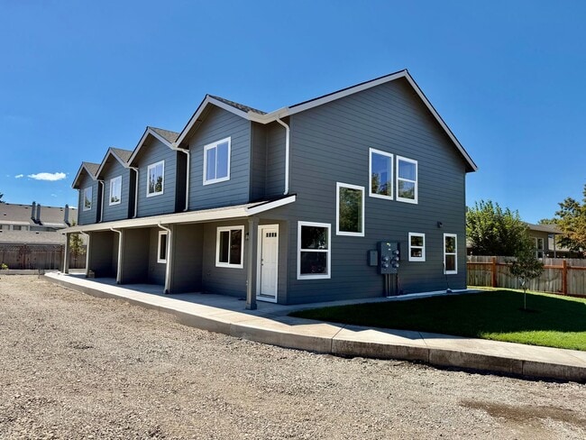 Building Photo - 2673-2687 S Cloverleaf Loop Unit 2673