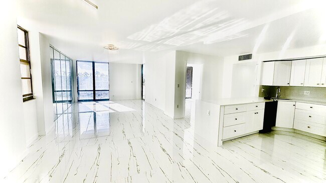 Building Photo - 1600 S Ocean Dr Unit 4a