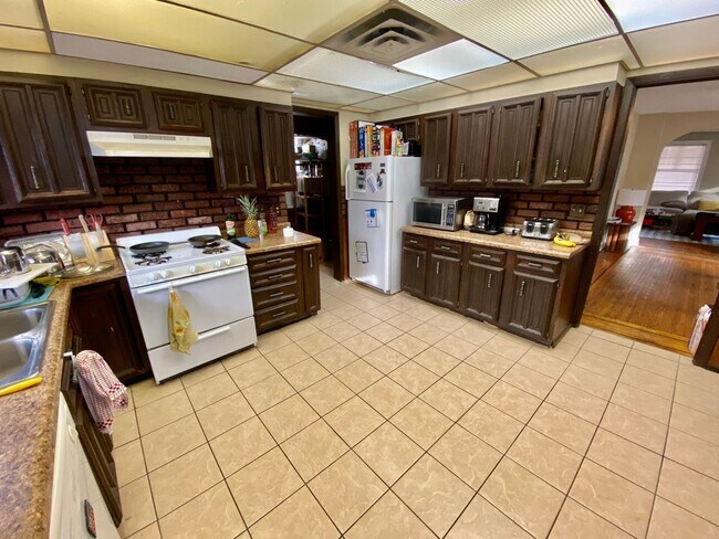 Photo - GREAT Remodeled 5BD/2.5BA Property near Di...