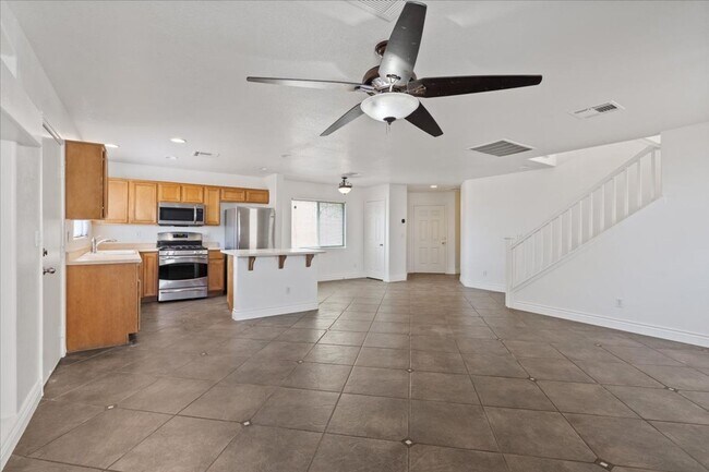 Photo - Status: Accepting Applications