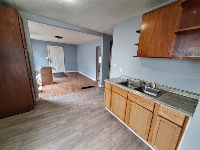 Cocina a sala de estar - 56 Nichols Dr