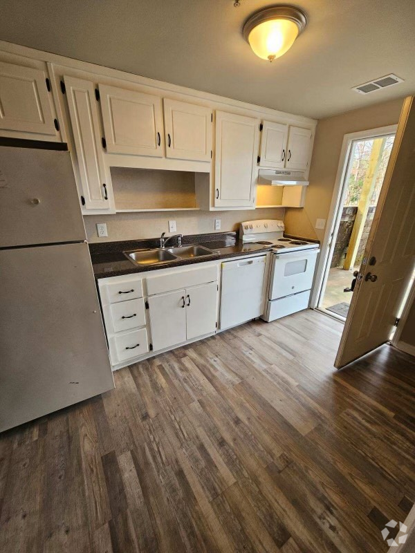Building Photo - One Bedroom Apt Available For Immediate Oc...