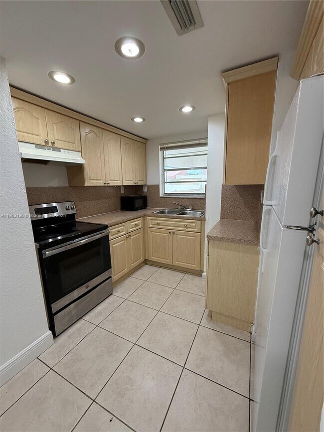 Building Photo - 8820 Fontainebleau Blvd Unit 403