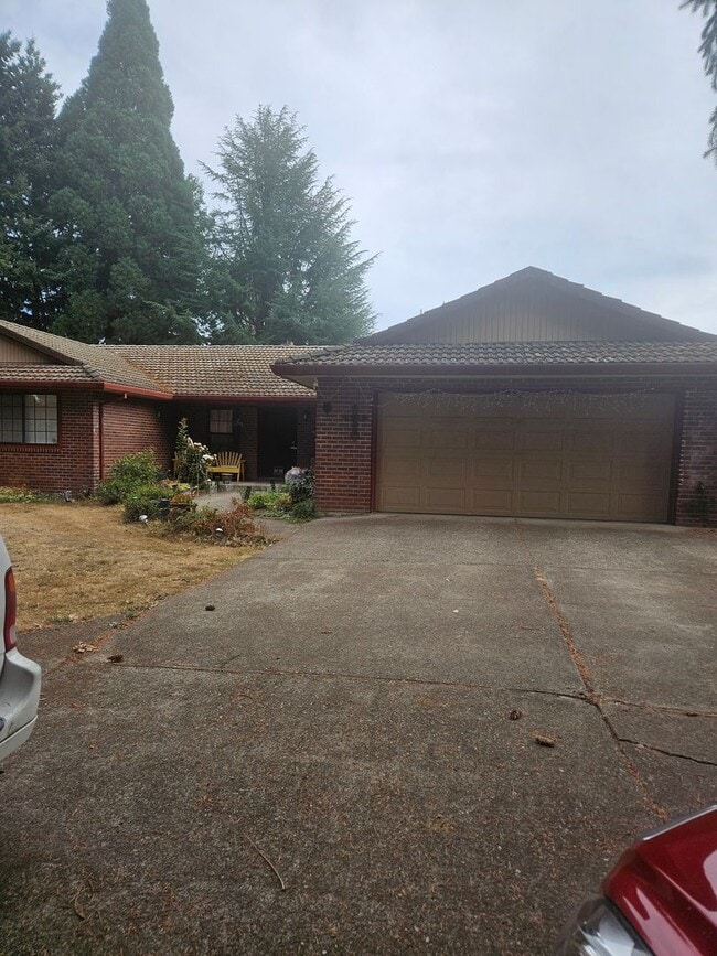 Building Photo - Spacious 4 bedroom/4 bath home on 1.5 acres
