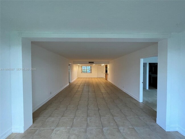 Building Photo - 4009 N Cypress Dr Unit 105