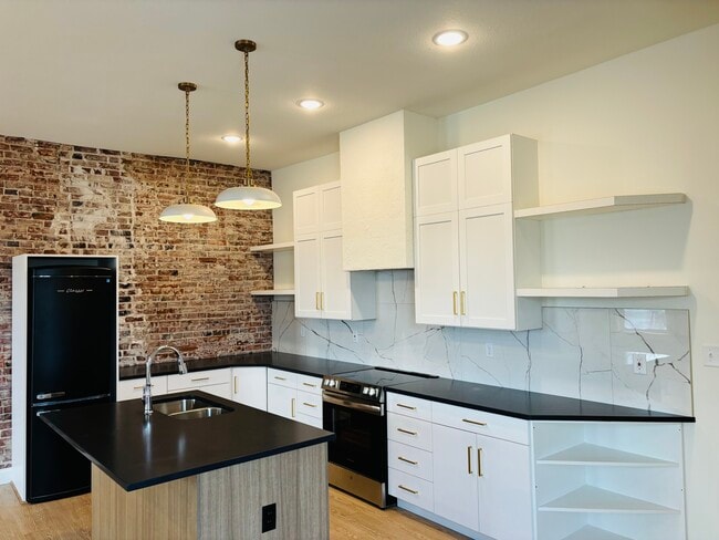 Photo - 711 Broadway St