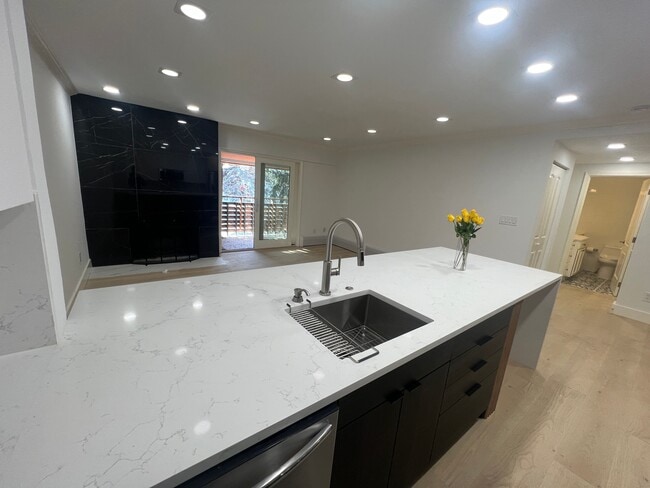 Building Photo - 910 W Hallam St Unit 12