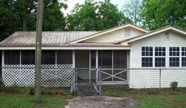 Building Photo - Crestview Large Cute Farmhouse home 3 bedroom 2 bath over 2000 SQ Feet.