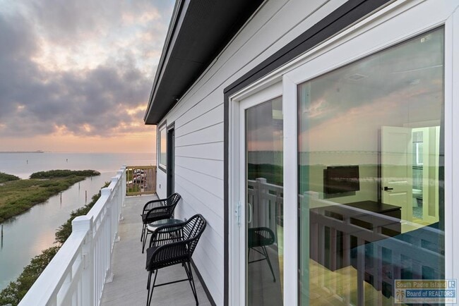 Building Photo - 111 W Sunny Isle Dr Unit 401