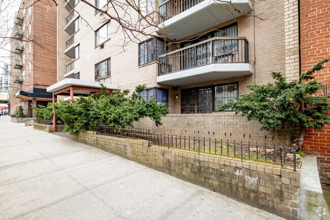 Photo - 134-46 Maple Ave