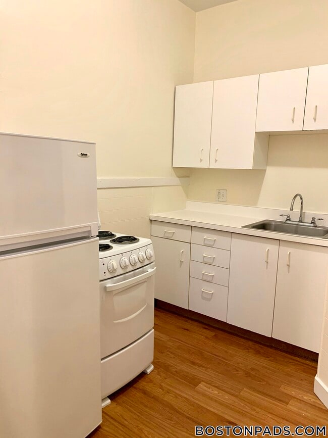 Building Photo - 504 Beacon St