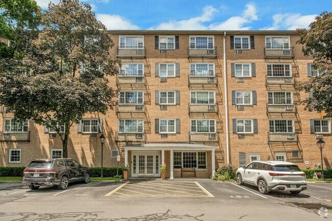 Building Photo - 2 Consulate Dr Unit 4C Rental