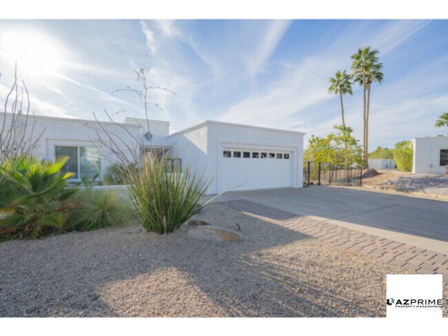 Building Photo - Welcome to this Exceptional, Fully-furnished 2/2 Phoenix house!