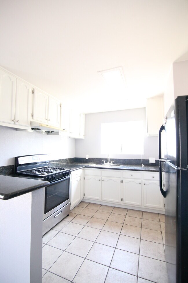 Photo - 736 Bernard St Unidad 203