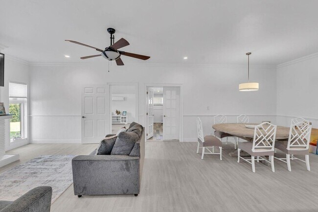 Photo - 530 NE 17th St